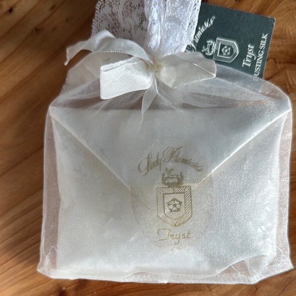 Vintage Lady Primrose’s Dusting Silk - Picture 2 of 5
